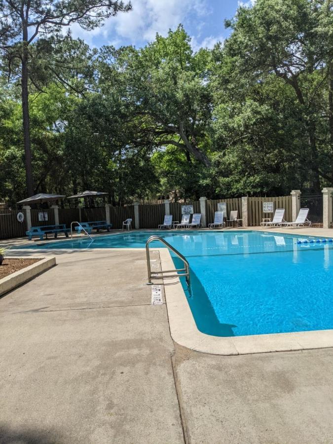 Hhi Homes- Newly Renovated Cozy Modern Pet-Friendly Villa-Ideal Location ヒルトンヘッドアイランド エクステリア 写真