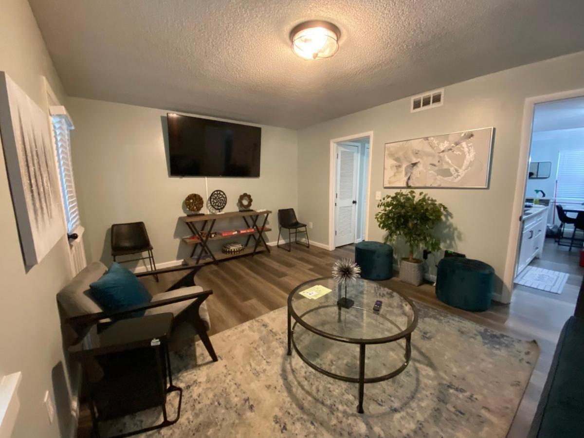 Hhi Homes- Newly Renovated Cozy Modern Pet-Friendly Villa-Ideal Location ヒルトンヘッドアイランド エクステリア 写真