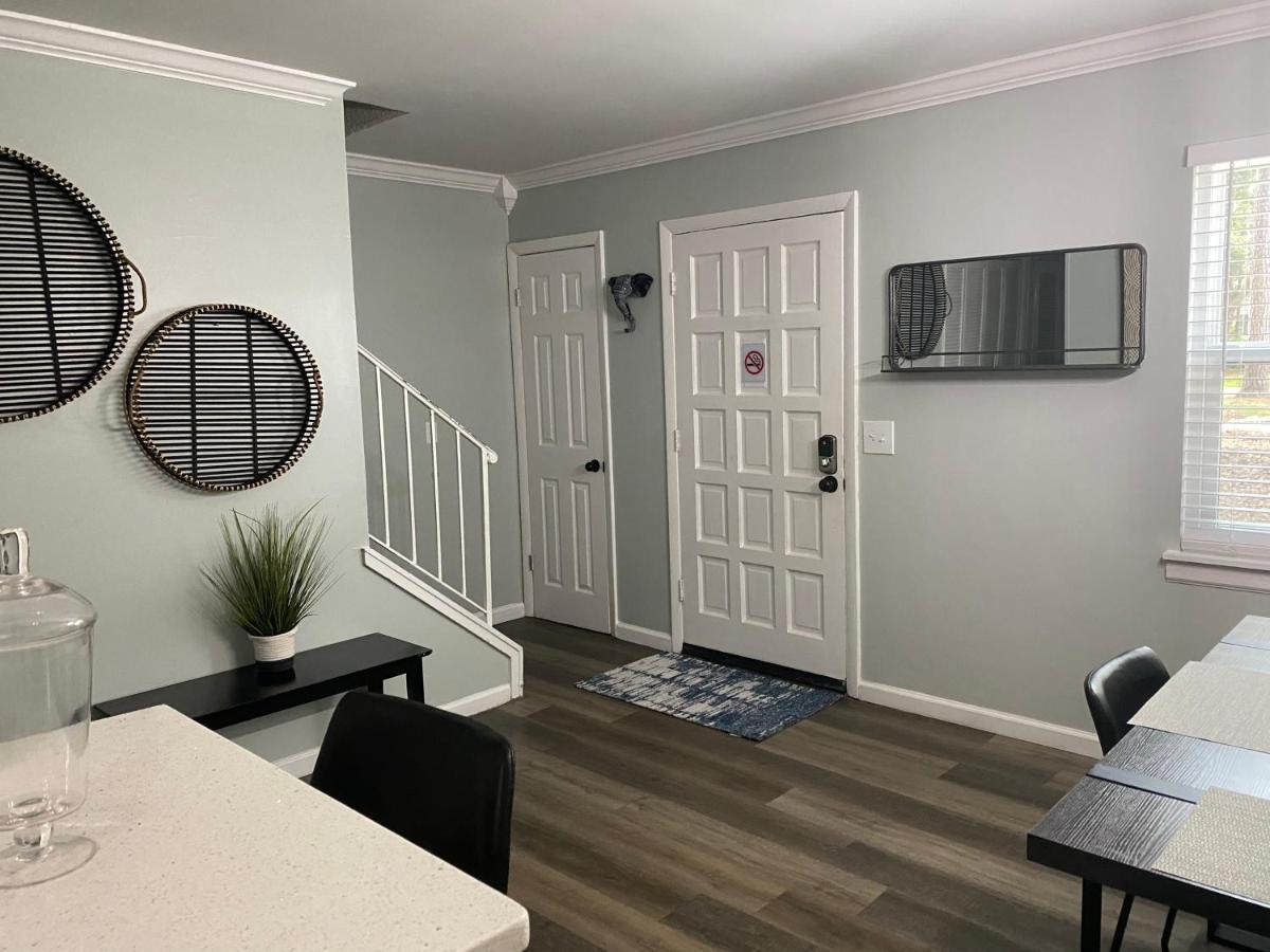 Hhi Homes- Newly Renovated Cozy Modern Pet-Friendly Villa-Ideal Location ヒルトンヘッドアイランド エクステリア 写真