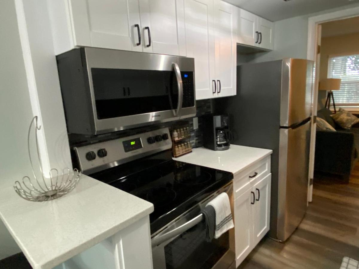 Hhi Homes- Newly Renovated Cozy Modern Pet-Friendly Villa-Ideal Location ヒルトンヘッドアイランド エクステリア 写真