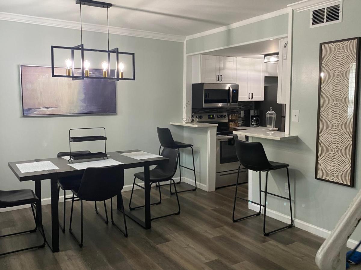 Hhi Homes- Newly Renovated Cozy Modern Pet-Friendly Villa-Ideal Location ヒルトンヘッドアイランド エクステリア 写真