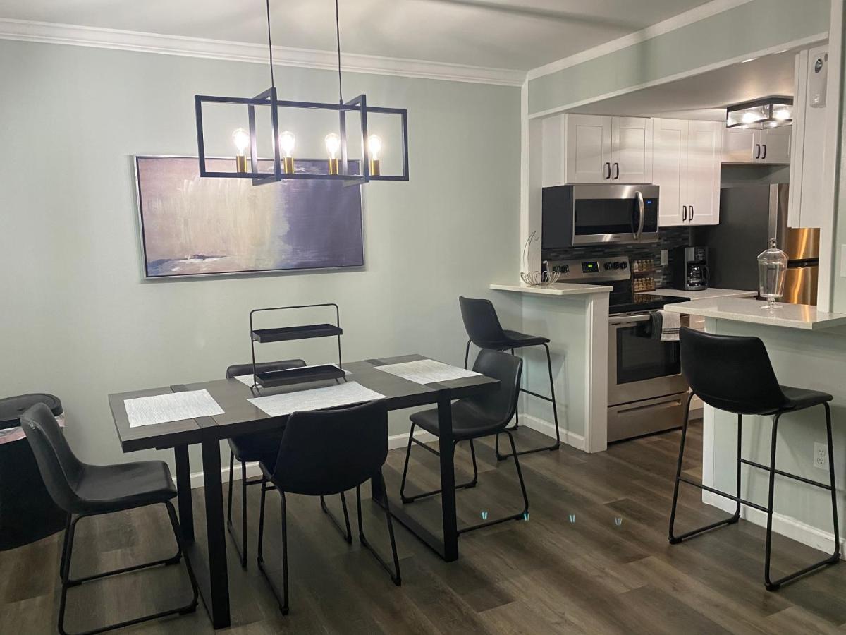Hhi Homes- Newly Renovated Cozy Modern Pet-Friendly Villa-Ideal Location ヒルトンヘッドアイランド エクステリア 写真