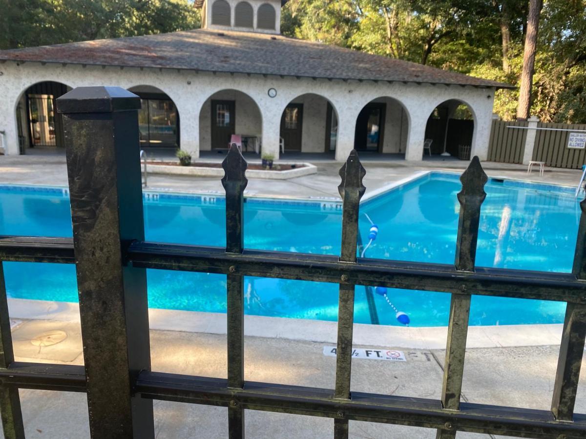 Hhi Homes- Newly Renovated Cozy Modern Pet-Friendly Villa-Ideal Location ヒルトンヘッドアイランド エクステリア 写真