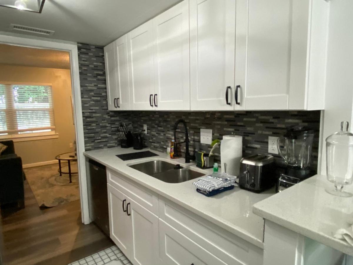 Hhi Homes- Newly Renovated Cozy Modern Pet-Friendly Villa-Ideal Location ヒルトンヘッドアイランド エクステリア 写真