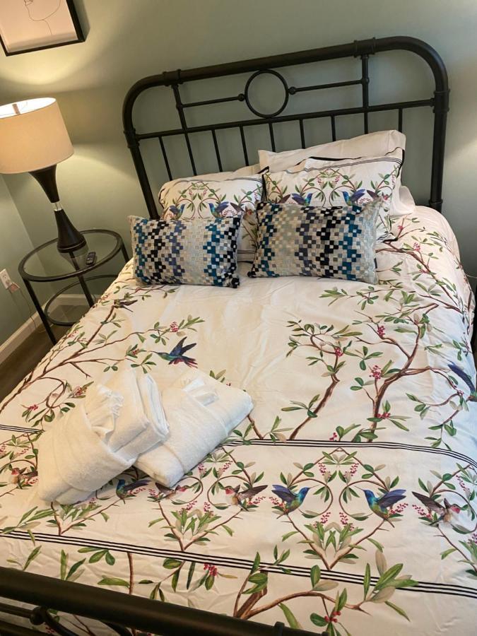 Hhi Homes- Newly Renovated Cozy Modern Pet-Friendly Villa-Ideal Location ヒルトンヘッドアイランド エクステリア 写真