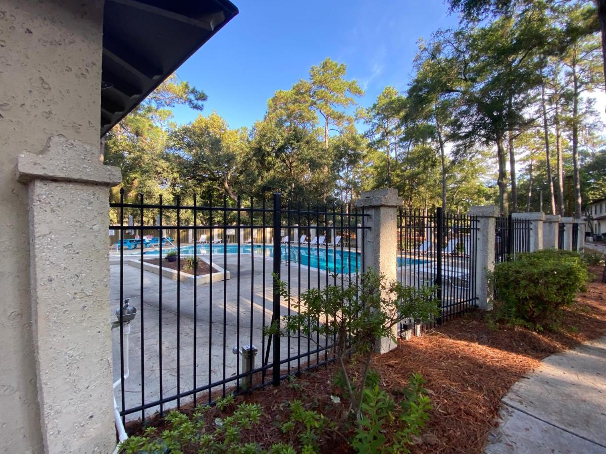 Hhi Homes- Newly Renovated Cozy Modern Pet-Friendly Villa-Ideal Location ヒルトンヘッドアイランド エクステリア 写真